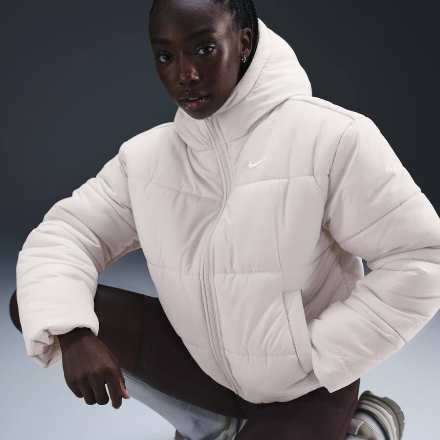 Nike Sportswear Classic Puffer Therma-FIT ruimvallend damesjack met capuchon Bruin - Foto 3