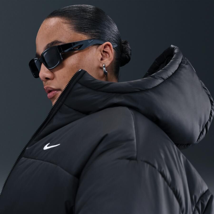 Nike Classic Therma-FIT ruimvallende parka voor dames (Plus Size) Zwart - Foto 2