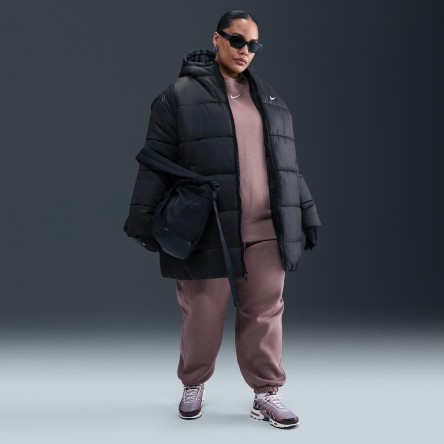 Nike Classic Therma-FIT ruimvallende parka voor dames (Plus Size) Zwart - Foto 3