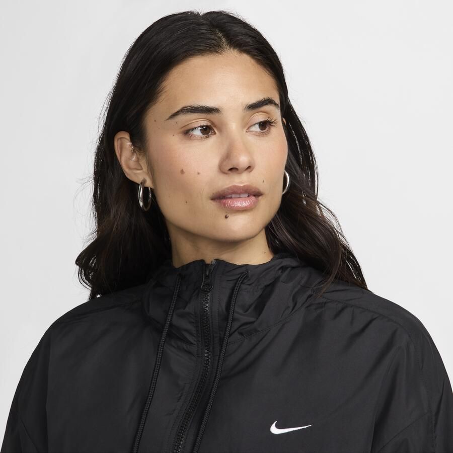 Nike Classic Wovens ruimvallend UV-damesjack met capuchon Zwart
