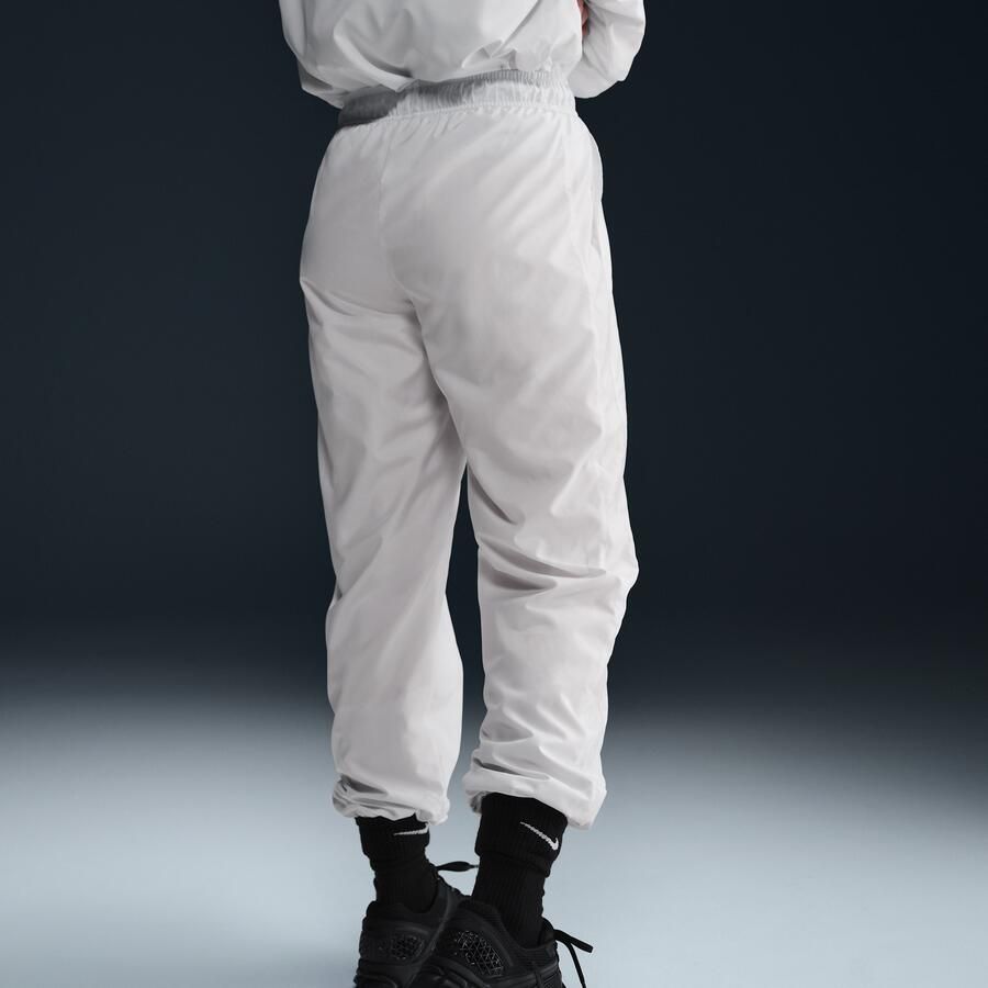 Nike Classic Wovens ruimvallende joggingbroek met uv-bescherming en halfhoge taille voor dames Wit - Foto 2