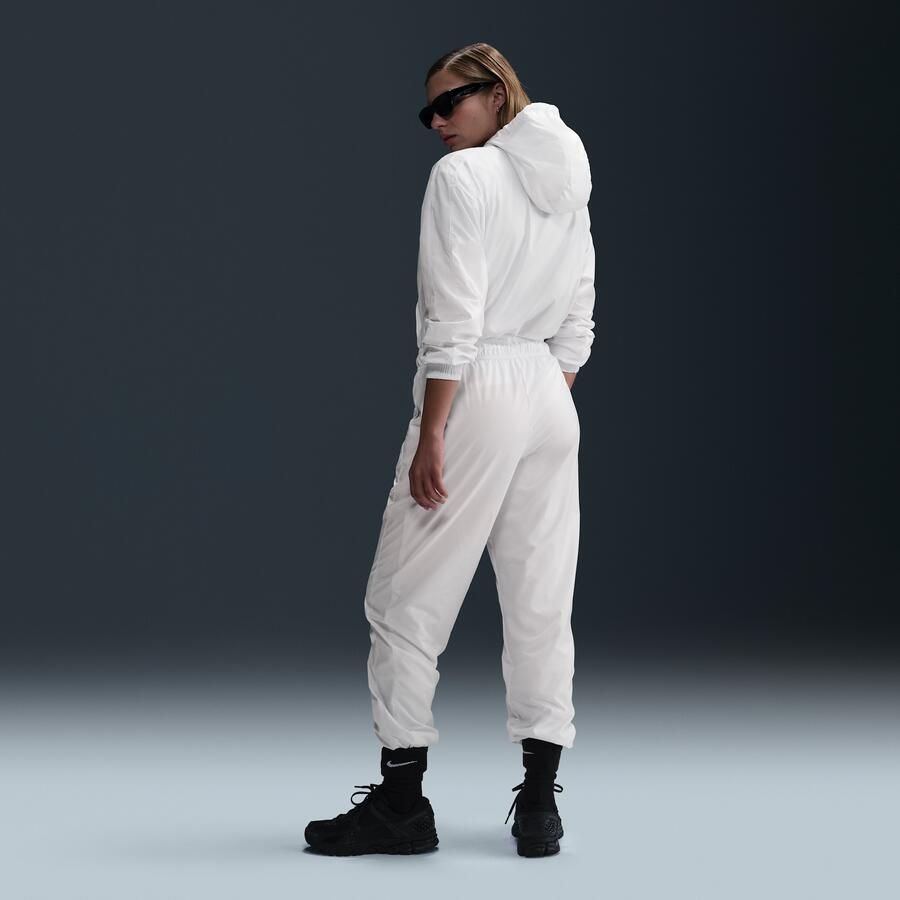 Nike Classic Wovens ruimvallende joggingbroek met uv-bescherming en halfhoge taille voor dames Wit - Foto 3