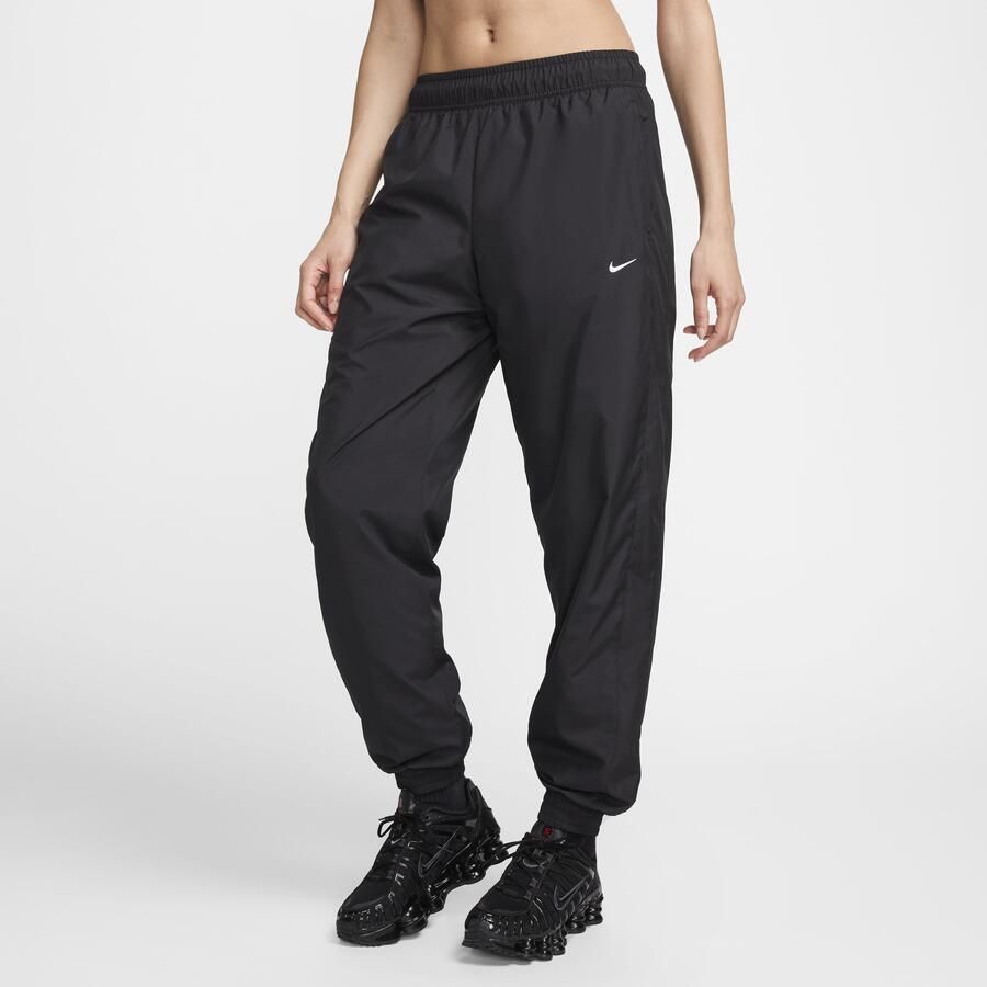 Nike Classic Wovens ruimvallende joggingbroek met uv-bescherming en halfhoge taille voor dames Zwart - Foto 4
