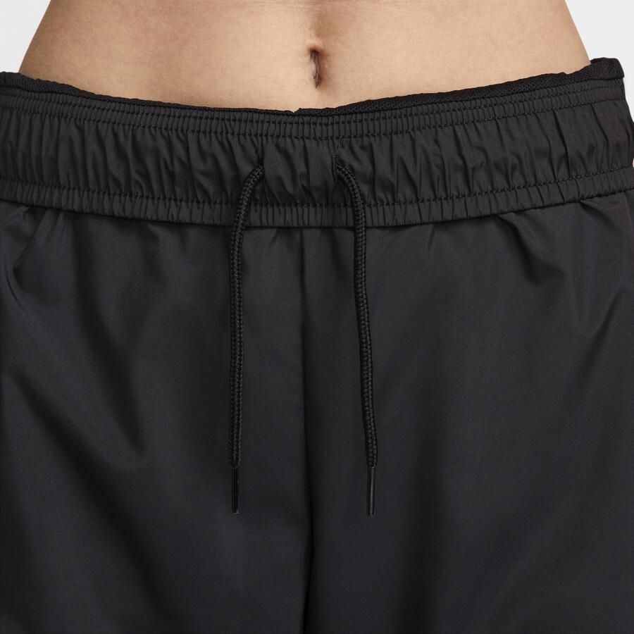Nike Classic Wovens ruimvallende joggingbroek met uv-bescherming en halfhoge taille voor dames Zwart - Foto 2