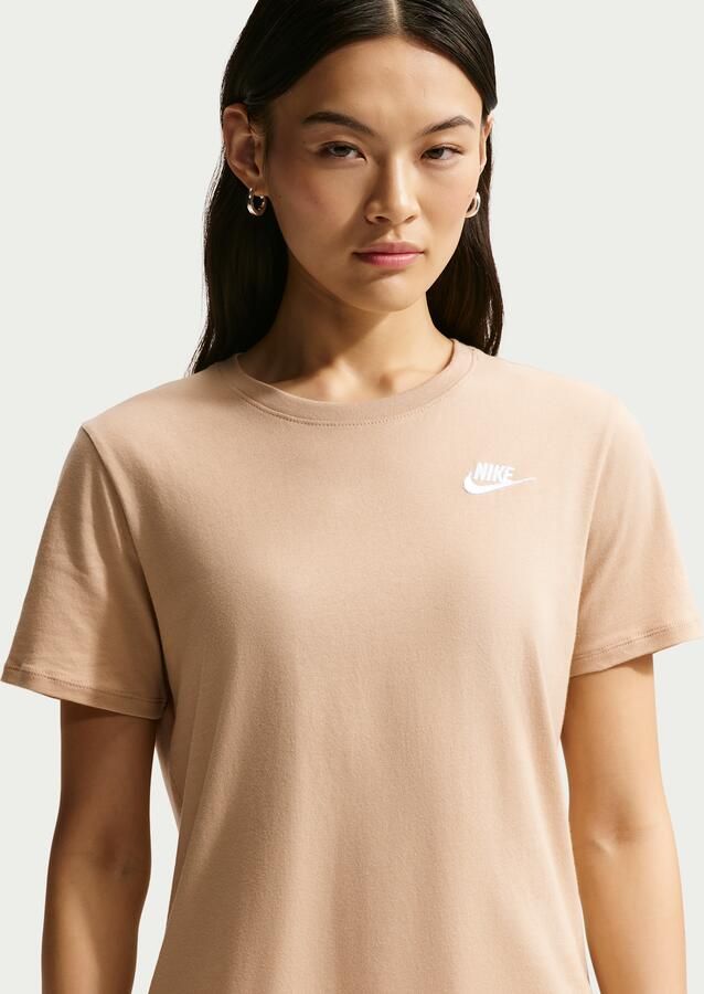 Nike Club Essentials T-shirt voor dames Bruin - Foto 4