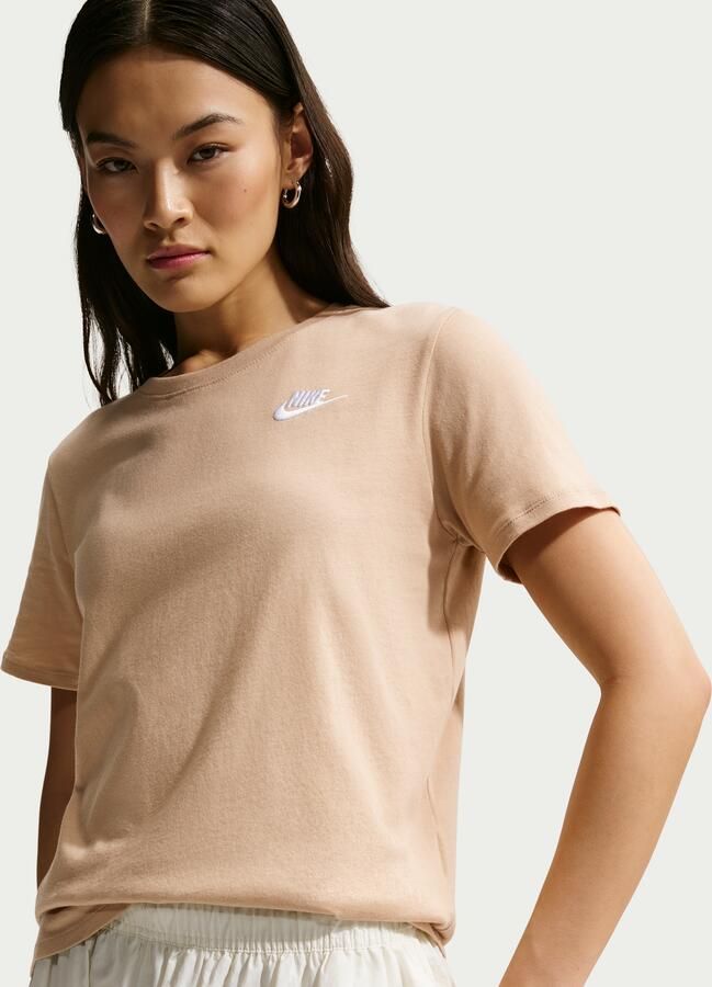 Nike Club Essentials T-shirt voor dames Bruin - Foto 3