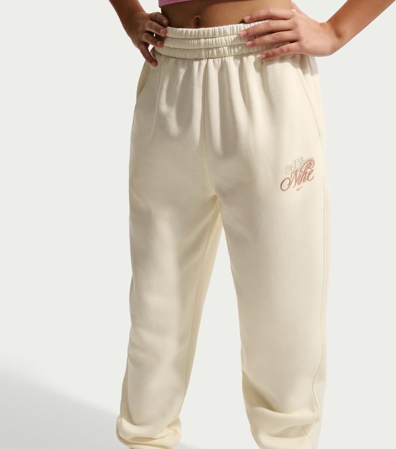 Nike Club Fleece ruimvallende broek met print voor meisjes Bruin - Foto 3