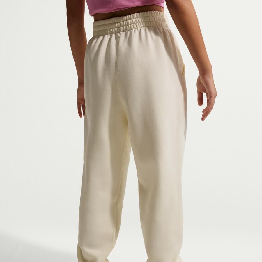 Nike Club Fleece ruimvallende broek met print voor meisjes Bruin