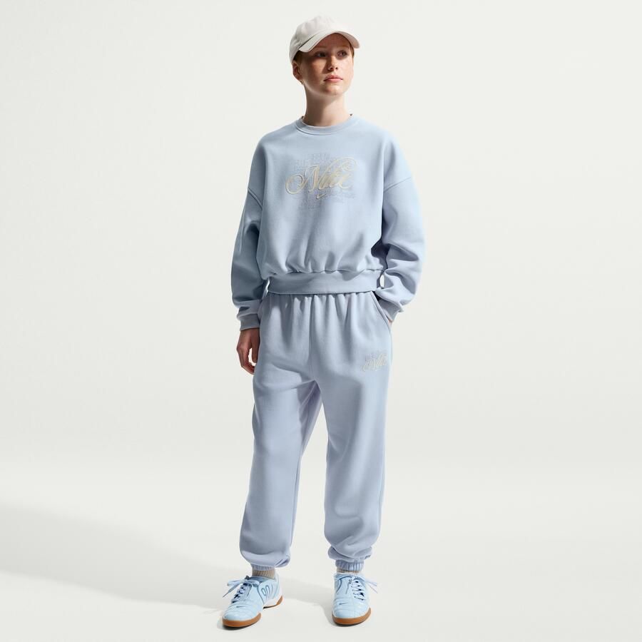 Nike Club Fleece ruimvallende broek met print voor meisjes Grijs - Foto 4
