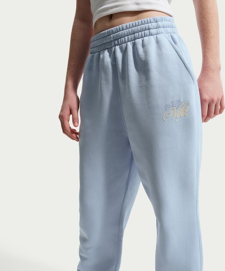 Nike Club Fleece ruimvallende broek met print voor meisjes Grijs - Foto 3