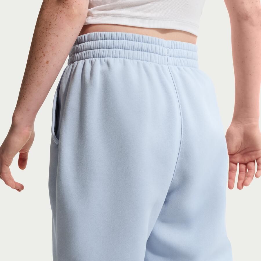 Nike Club Fleece ruimvallende broek met print voor meisjes Grijs
