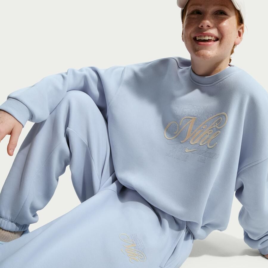 Nike Club Fleece ruimvallende broek met print voor meisjes Grijs - Foto 2