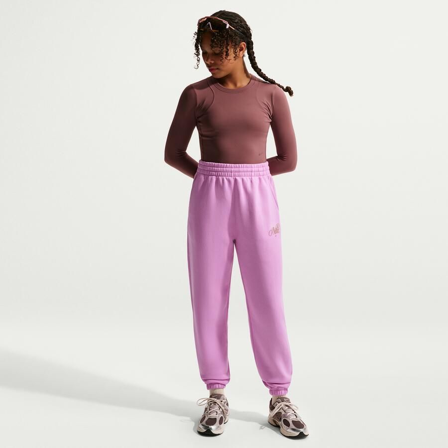 Nike Club Fleece ruimvallende broek met print voor meisjes Paars - Foto 4