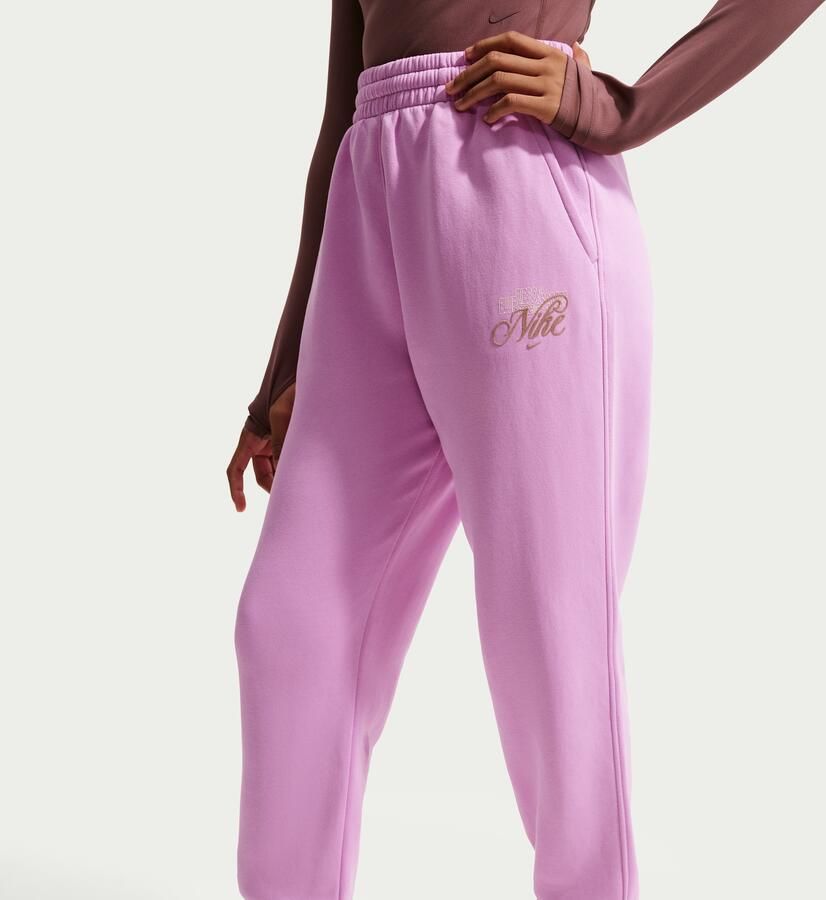 Nike Club Fleece ruimvallende broek met print voor meisjes Paars - Foto 2