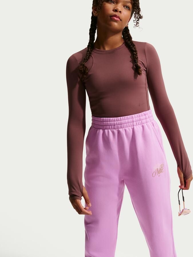 Nike Club Fleece ruimvallende broek met print voor meisjes Paars - Foto 3