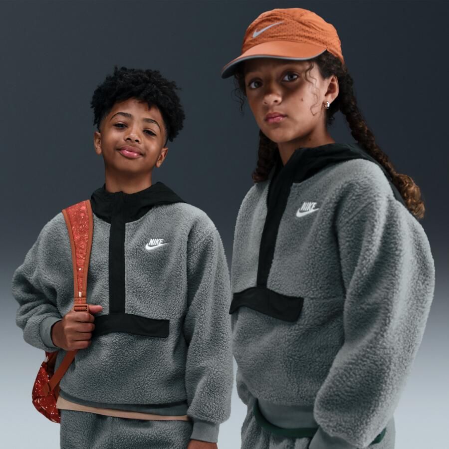Nike Club Fleece ruimvallende hoodie met 1 4-rits voor grote kinderen Grijs - Foto 4