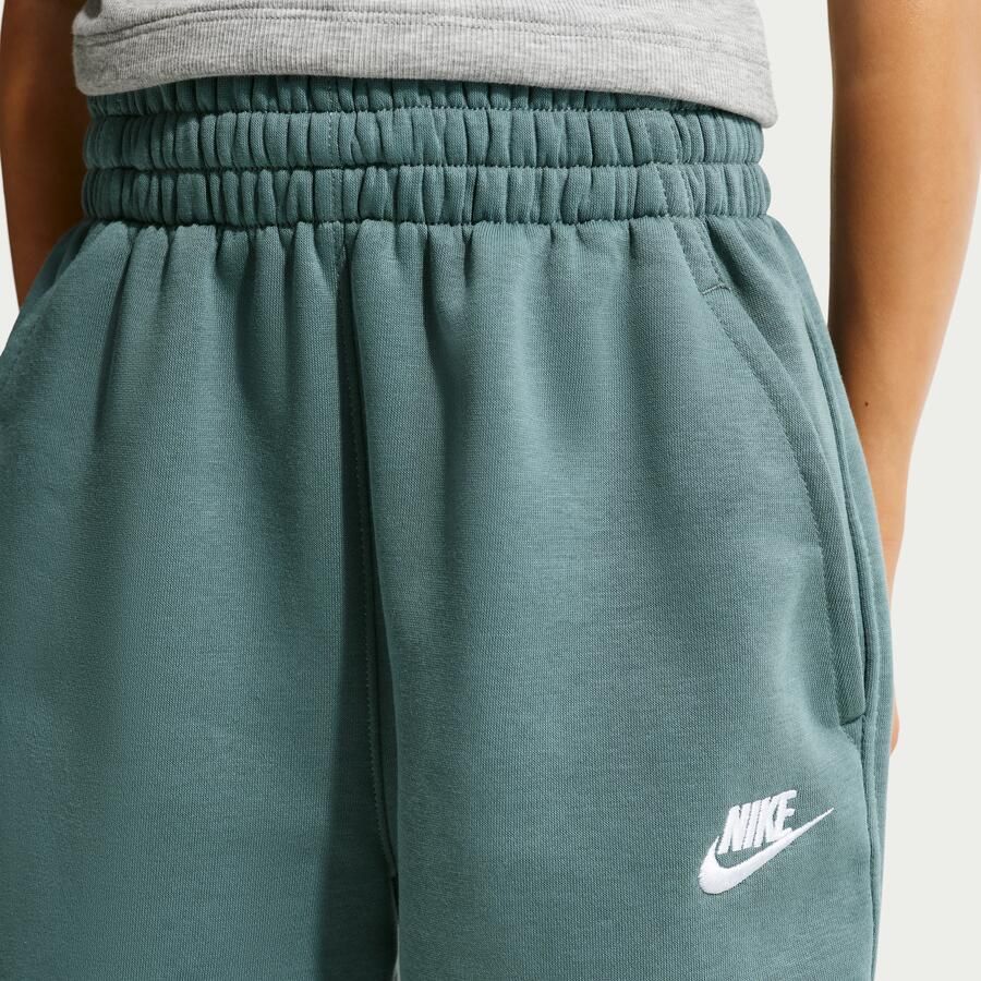 Nike Club Fleece ruimvallende kinderbroek Grijs