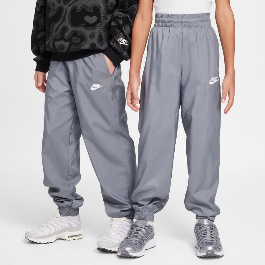 Nike Club geweven joggingbroek voor kids Grijs - Foto 3