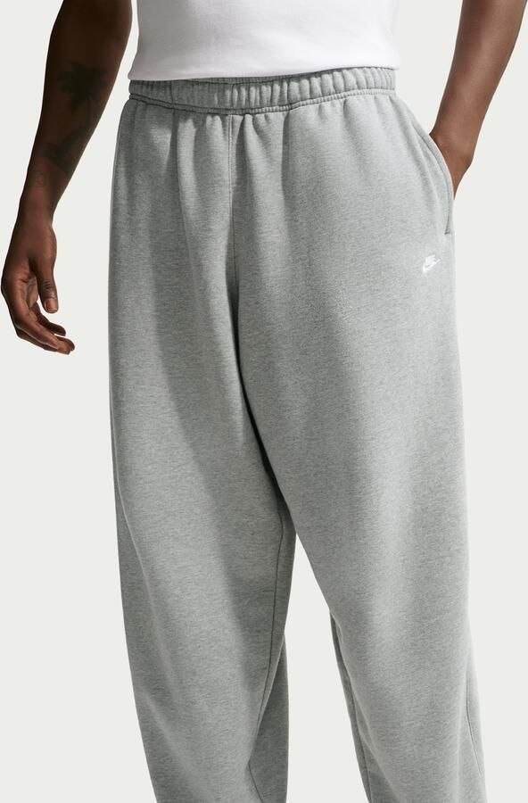 Nike Club oversized broek van sweatstof voor heren Grijs - Foto 2
