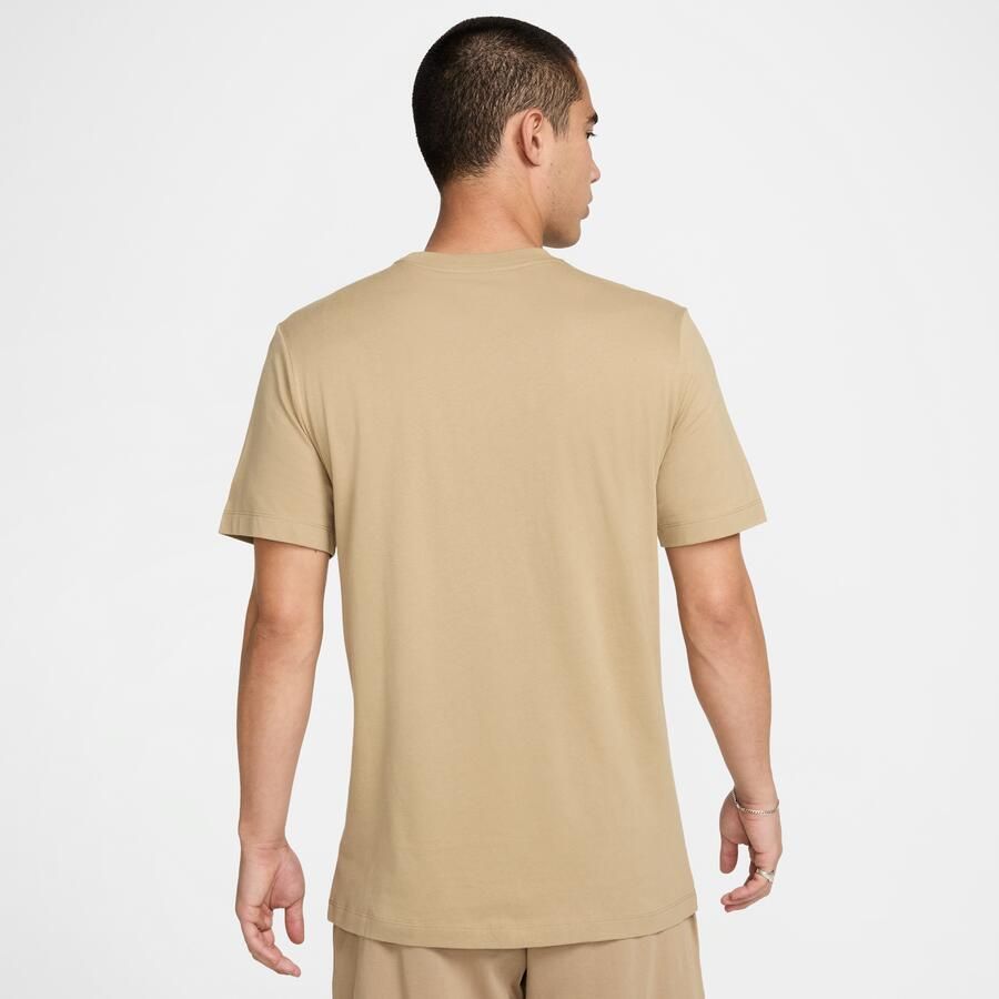 Nike Sportswear Club T-shirt voor heren Bruin - Foto 4