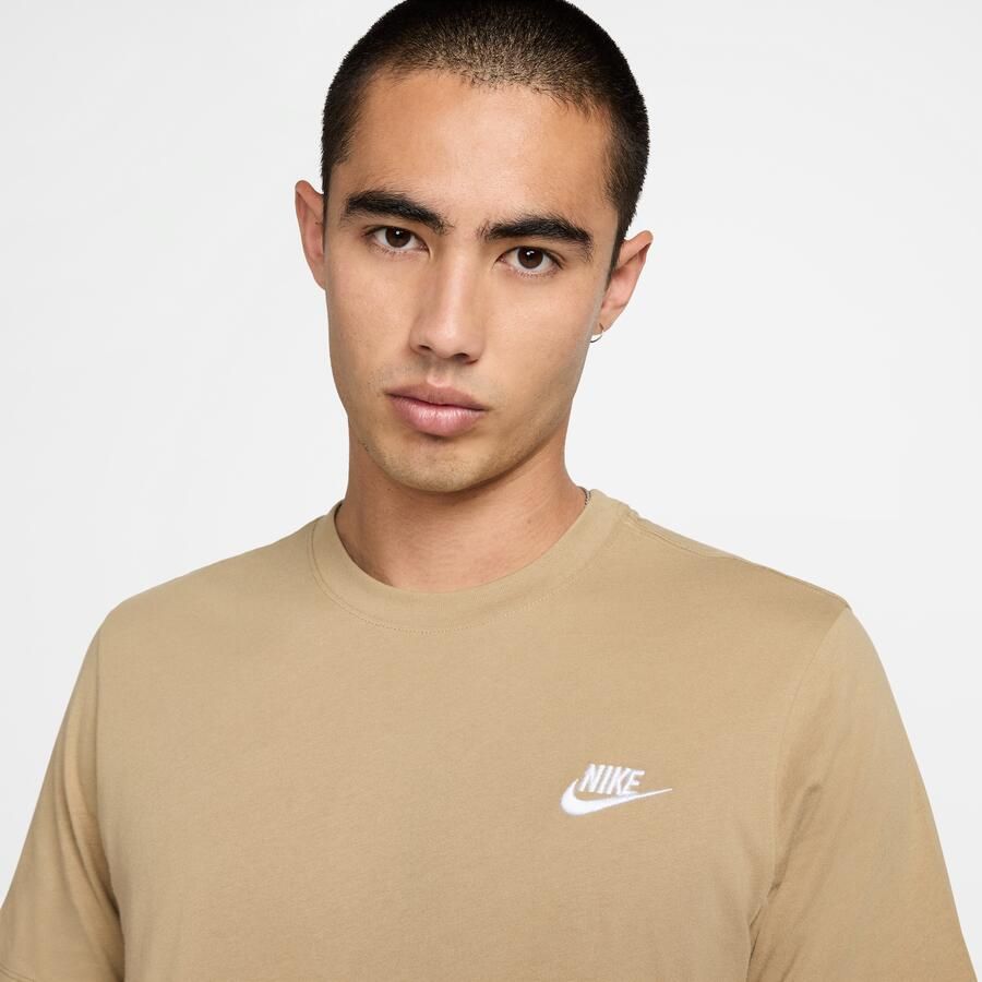 Nike Sportswear Club T-shirt voor heren Bruin