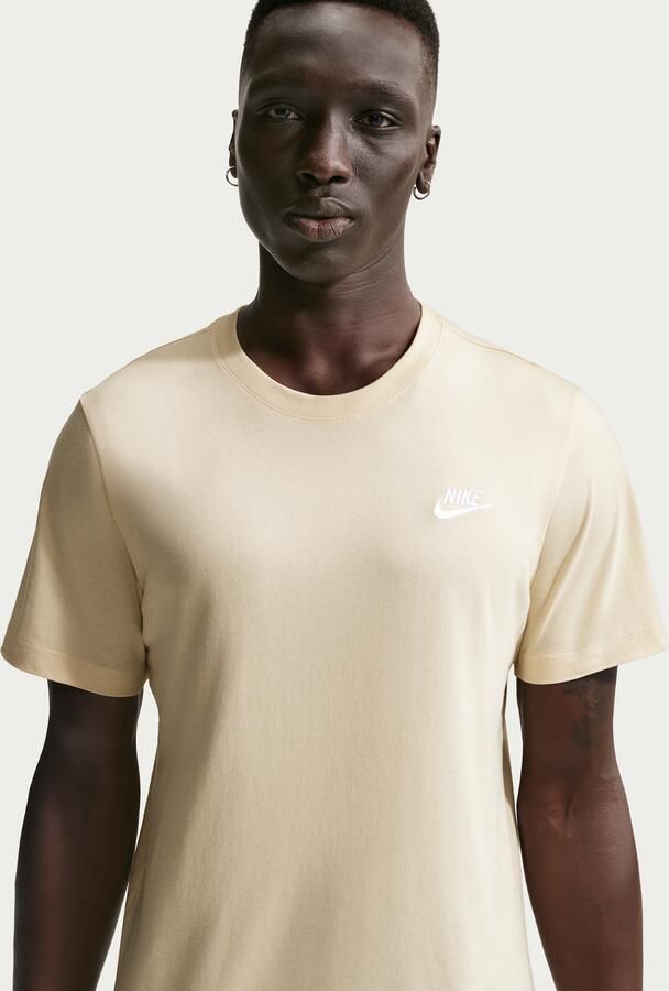 Nike Club T-shirt voor heren Bruin - Foto 4
