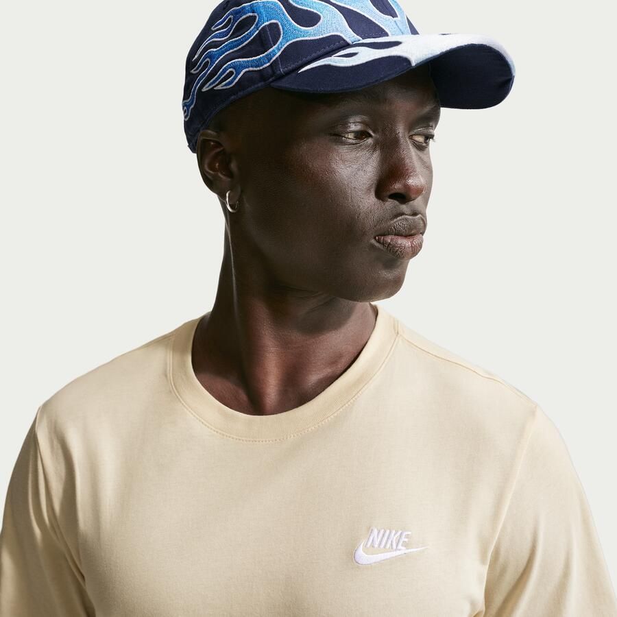 Nike Club T-shirt voor heren Bruin