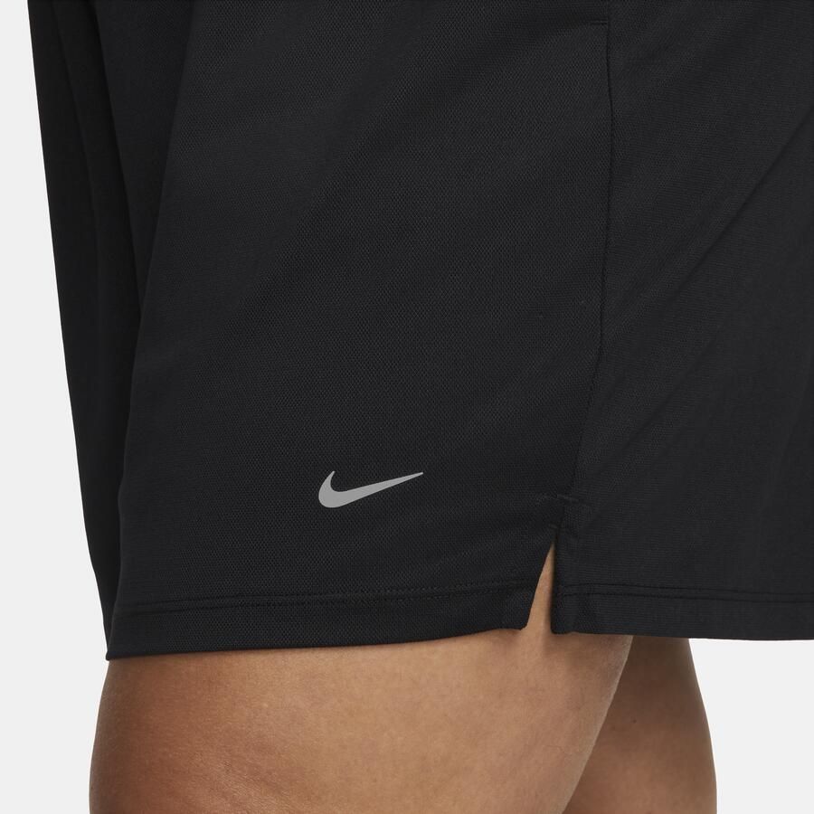 Nike Dri-FIT Attack ongevoerde damesshorts met halfhoge taille (13 cm Plus Size) Zwart