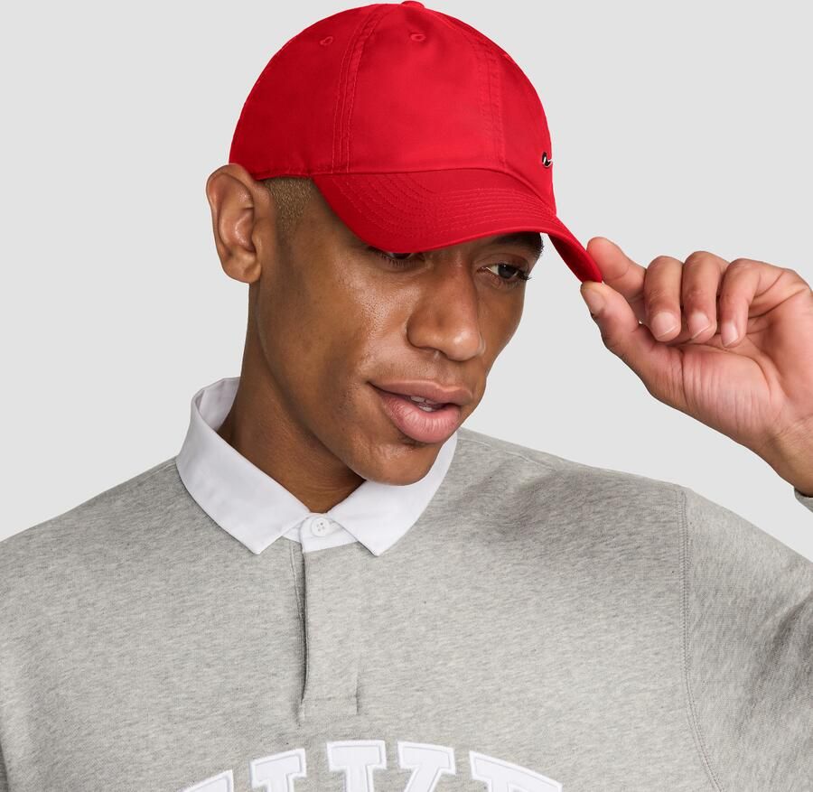 Nike Dri-FIT Club ongestructureerde pet met metalen Swoosh Rood