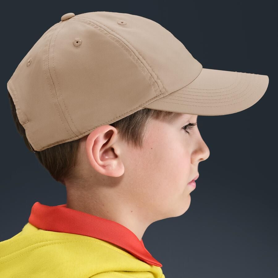 Nike Dri-FIT Club ongestructureerde pet met metalen Swoosh voor kids Bruin - Foto 2