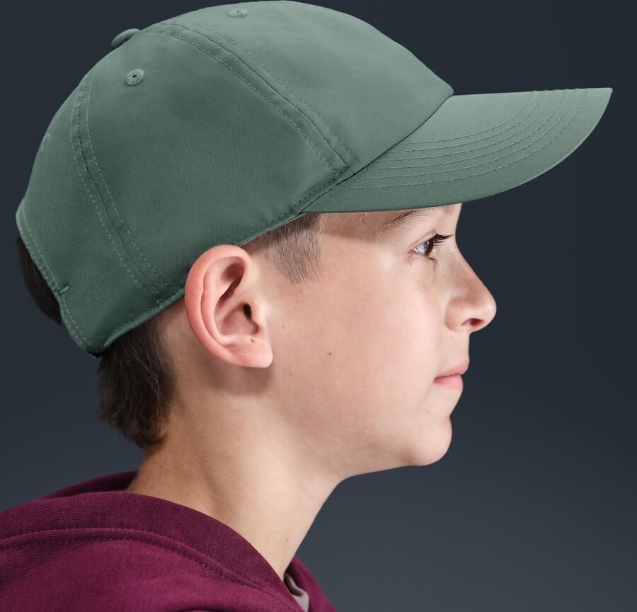 Nike Dri-FIT Club ongestructureerde pet met metalen Swoosh voor kids Grijs - Foto 2