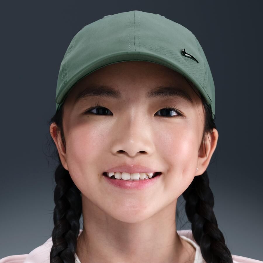 Nike Dri-FIT Club ongestructureerde pet met metalen Swoosh voor kids Grijs