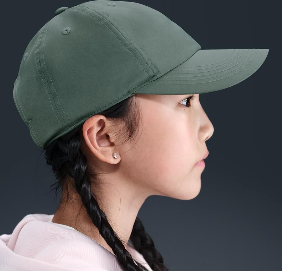 Nike Dri-FIT Club ongestructureerde pet met metalen Swoosh voor kids Grijs - Foto 3