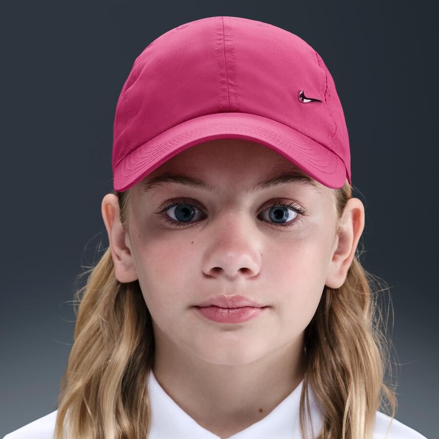 Nike Dri-FIT Club ongestructureerde pet met metalen Swoosh voor kids Paars