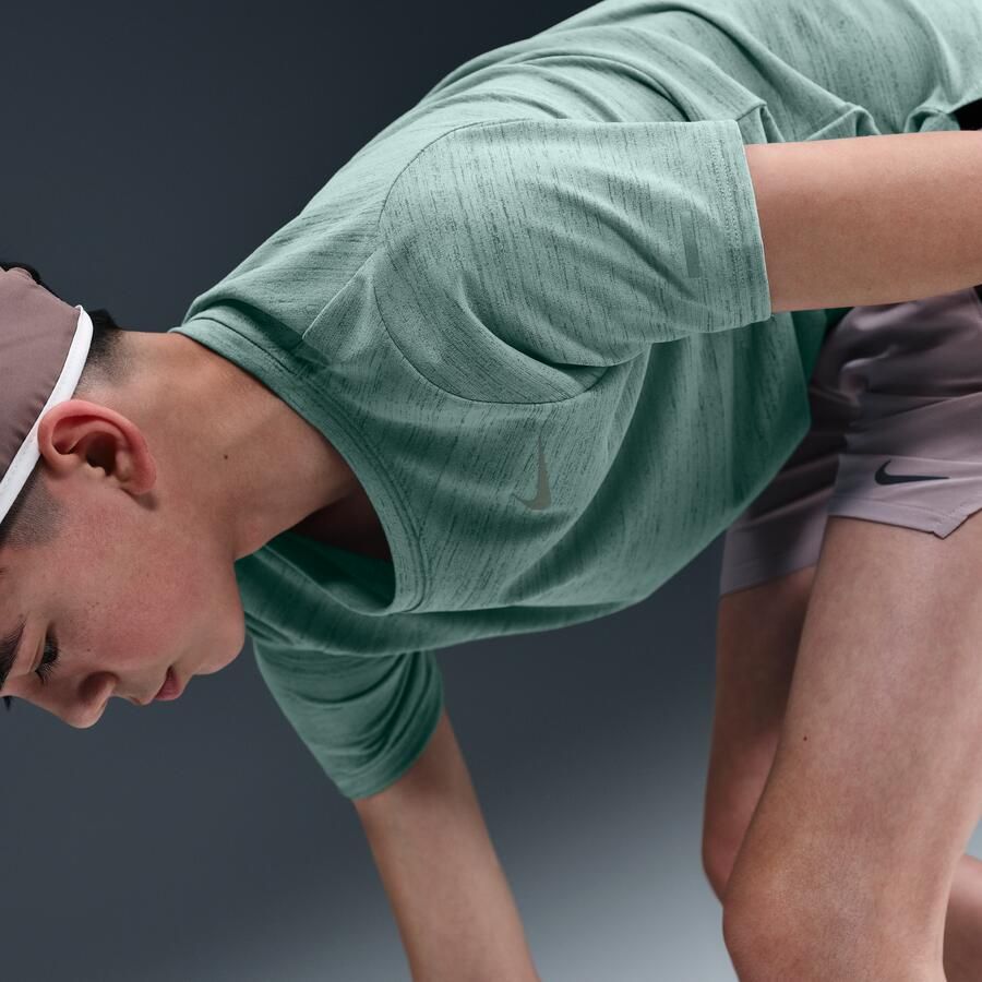 Nike Dri-FIT Miler trainingstop voor jongens Groen - Foto 2