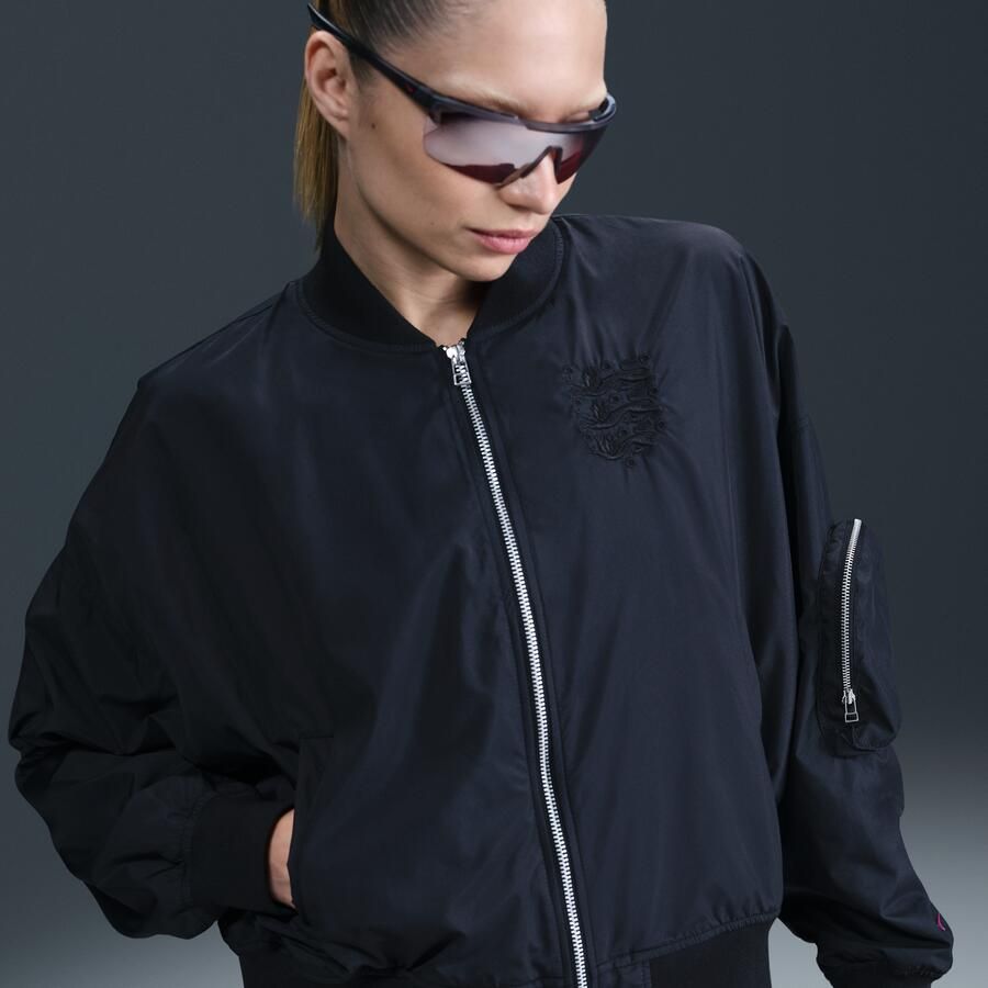 Nike Engeland Essential oversized voetbalbomberjack voor dames Zwart - Foto 4