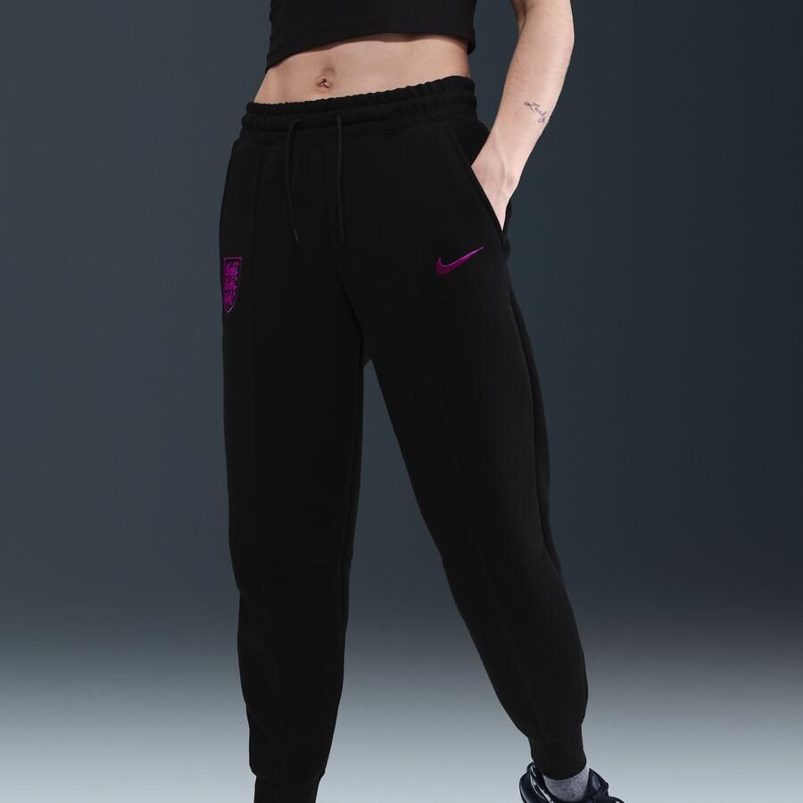 Nike Engeland Tech voetbaljoggingbroek van fleece met halfhoge taille voor dames Zwart