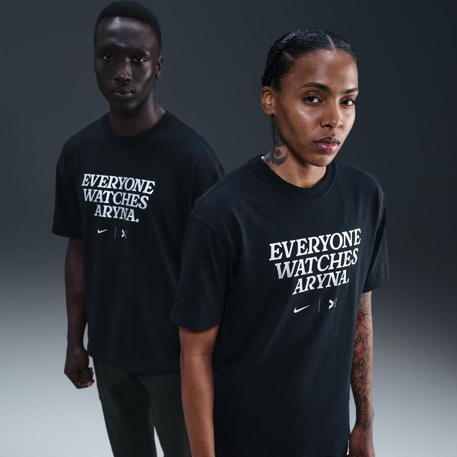 Nike Everyone Watches Women's Sports™ 'Aryna Sabalenka' by TOGETHXR tennisshirt Zwart - Foto 4