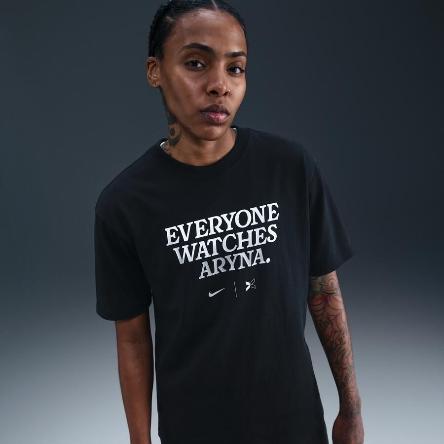 Nike Everyone Watches Women's Sports™ 'Aryna Sabalenka' by TOGETHXR tennisshirt Zwart