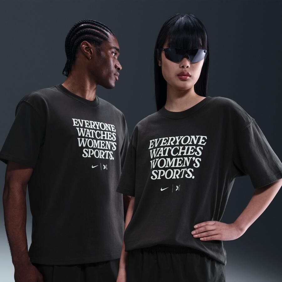 Nike Everyone Watches Women's Sports™ by TOGETHXR T-shirt Zwart - Foto 4