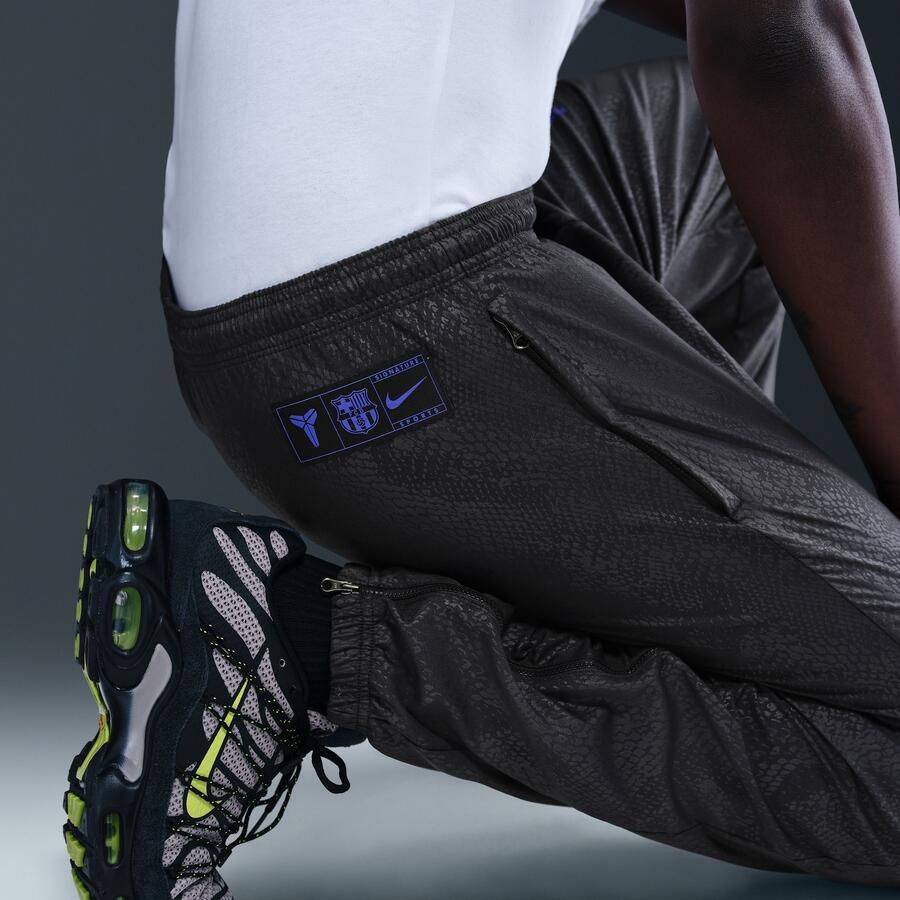 Nike FC Barcelona Uit Kobe voetbaltrainingsbroek met graphic voor heren Zwart - Foto 2