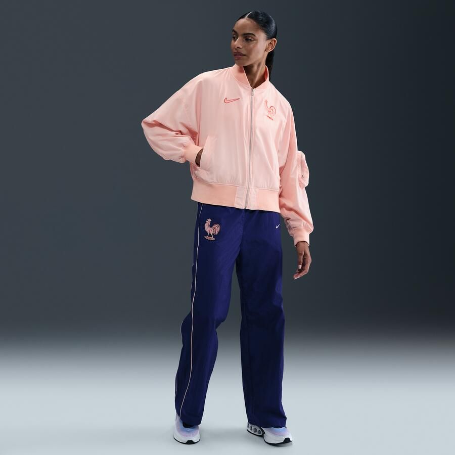 Nike FFF Essential oversized voetbalbomberjack voor dames Roze - Foto 3