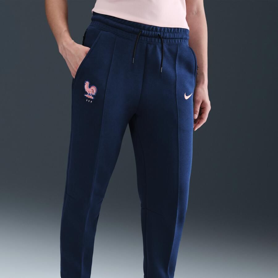Nike FFF Tech voetbaljoggingbroek van fleece met halfhoge taille voor dames Blauw