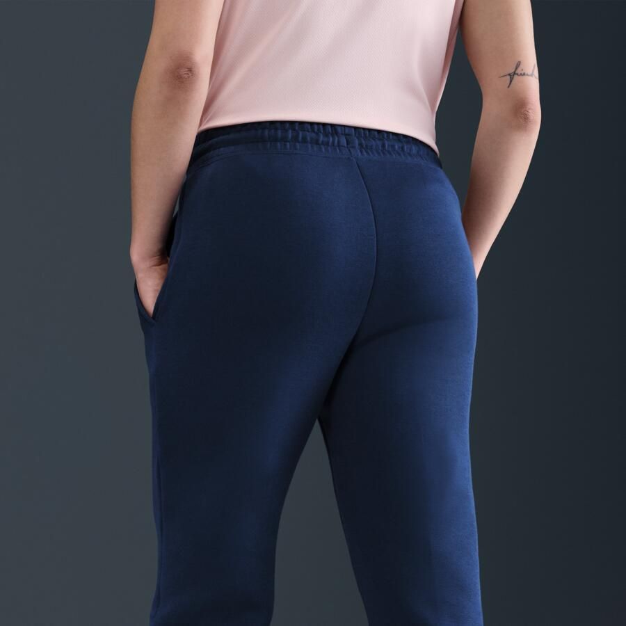 Nike FFF Tech voetbaljoggingbroek van fleece met halfhoge taille voor dames Blauw - Foto 2