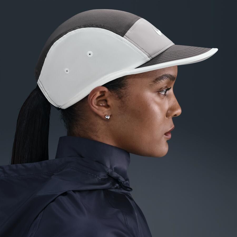 Nike Fly Dri-FIT ongestructureerde Swoosh pet Bruin - Foto 3