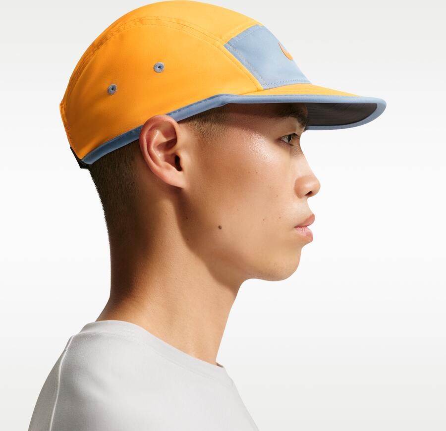 Nike Fly Dri-FIT ongestructureerde Swoosh pet Geel
