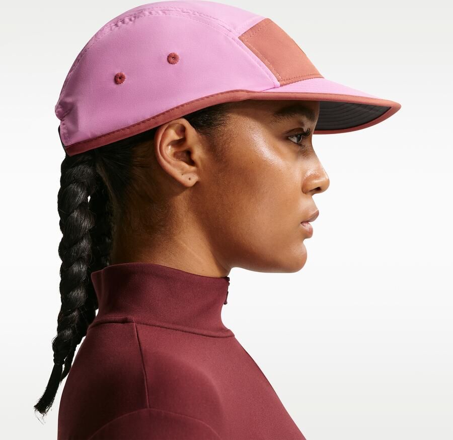 Nike Fly Dri-FIT ongestructureerde Swoosh pet Paars