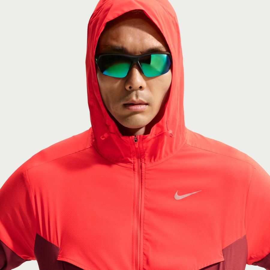 Nike Impossibly Light Windrunner hardloopjack voor heren Rood