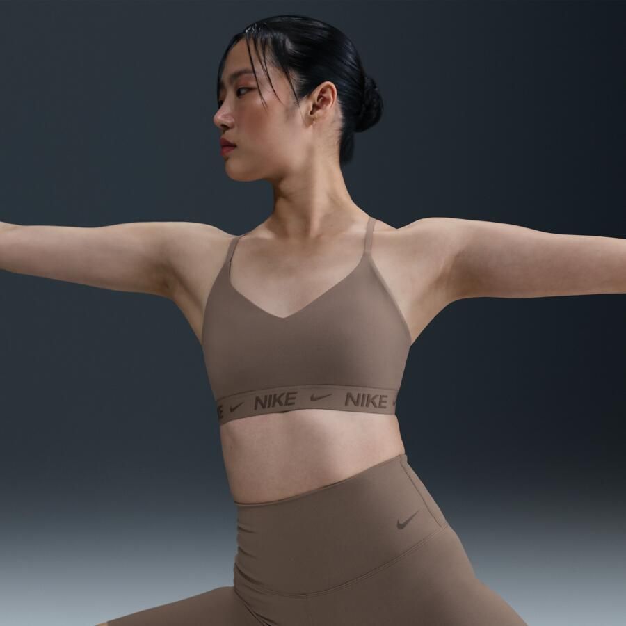 Nike Indy Light Support padded verstelbare sport-bh Bruin