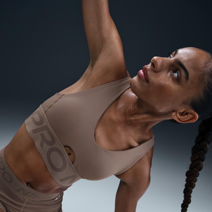 Nike Indy Plunge padded sport-bh met medium ondersteuning Bruin